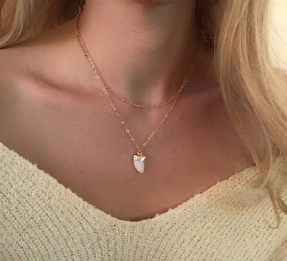 collier dent blanche en pierre naturelle